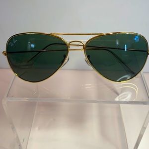 RAY BAN AVIATOR CLASSIC SUN GLASSES BARELY USED UNISEX